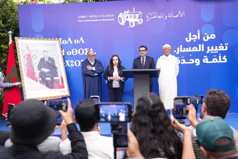 Meeting at the PAM headquarters in front of the King’s portrait and the “To change course” banner
